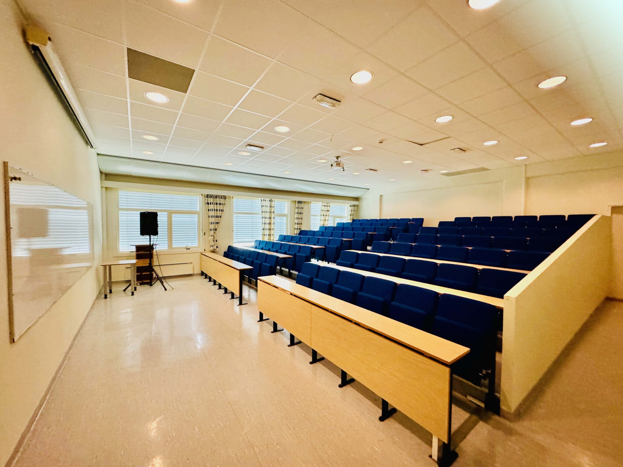 auditorium med blå seter
